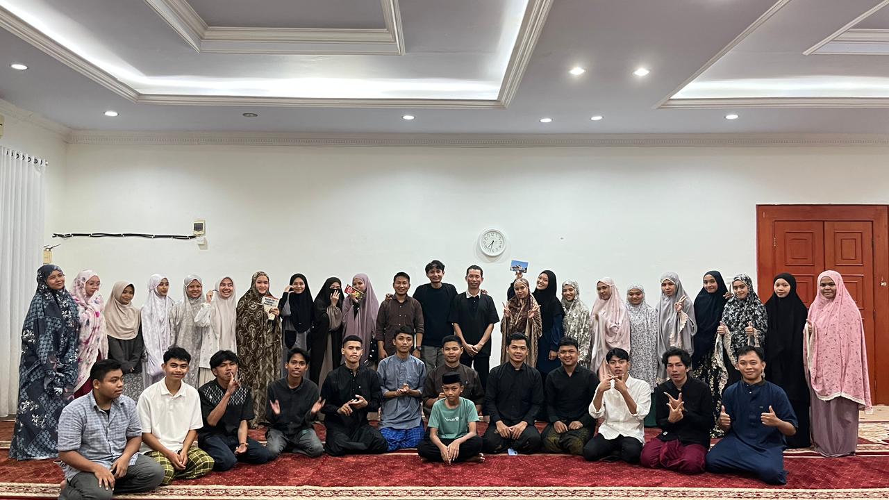 “Dari Kampus ke Dunia: Mulai Langkahmu, Ikuti Jejak Alumni.”