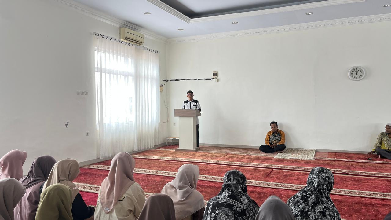 Menguatkan Iman di Tengah Ujian: Mahasiswa INASS Ikuti Sholat Berjamaah dan Kultum Inspiratif.