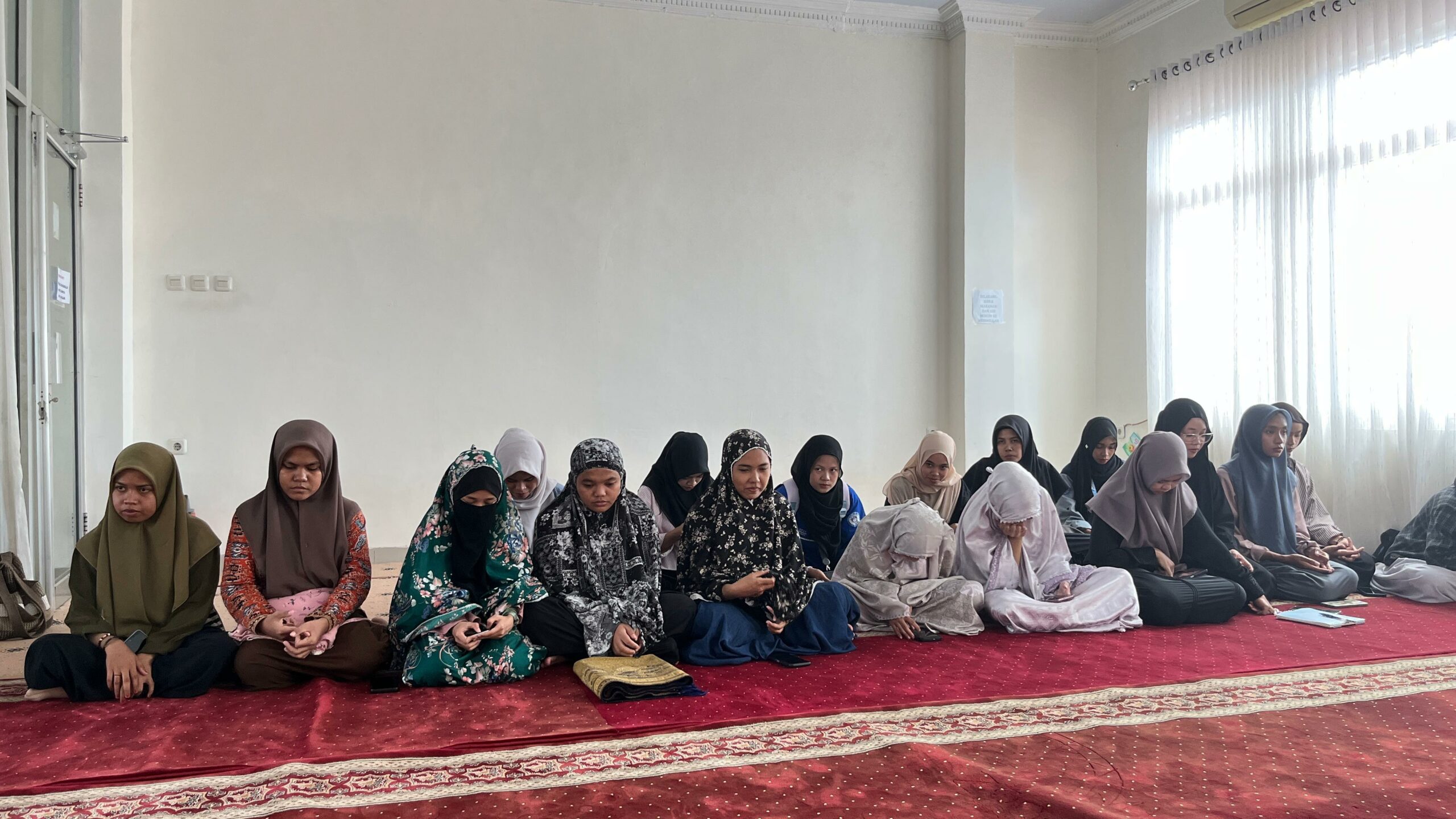 Meneladani Makna Kesabaran: Mahasiswa INASS Ikuti Sholat Berjamaah dan Kultum Penuh Hikmah.