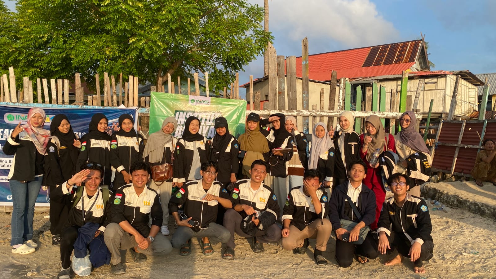 Semangat Mengajar di Pesisir: Mahasiswa TBI INASS Hadirkan Pembelajaran Bahasa Inggris yang Seru di Lumu-Lumu.