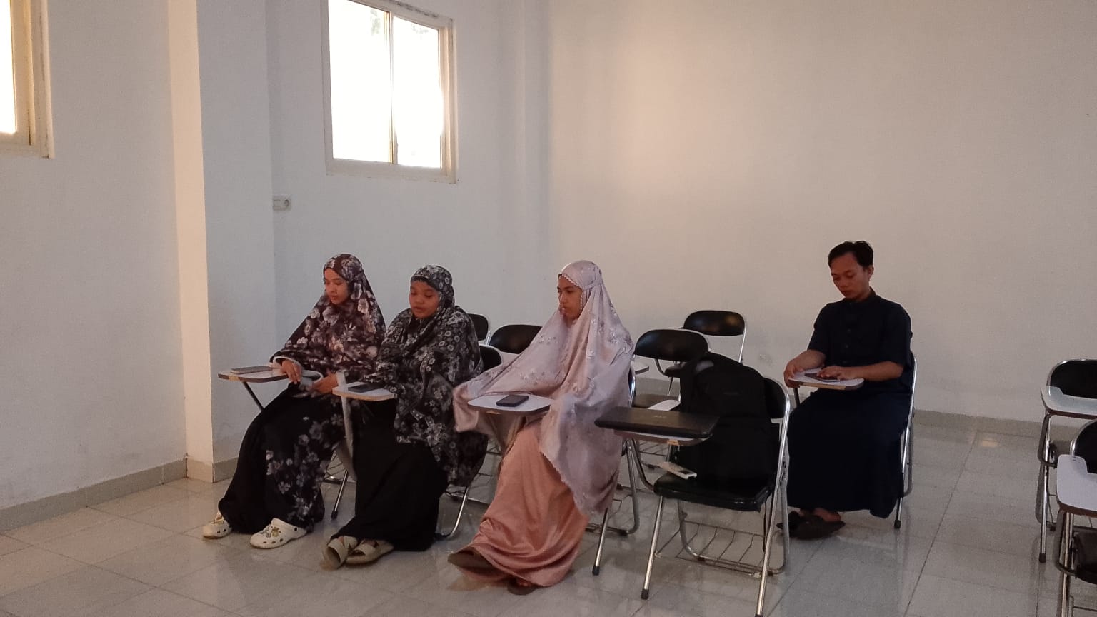 Subuh Bukan Cuma Tahajud, Tapi Upgrade Skill: Mahasiswa Asrama Institut Aisyiyah Sulsel Melek ICT.