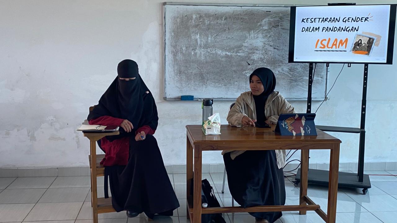 Di Antara Keadilan dan Martabat: Membaca Keperempuanan dalam Islam.