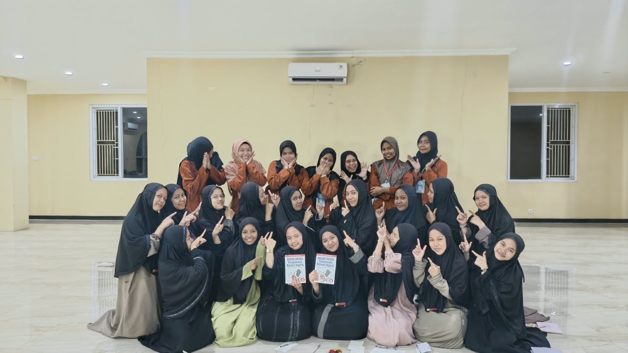 Mahasiswi PLP II Institut ‘Aisyiyah Sulawesi Selatan Gelar English Course bagi Santri Ummul Mukminin.